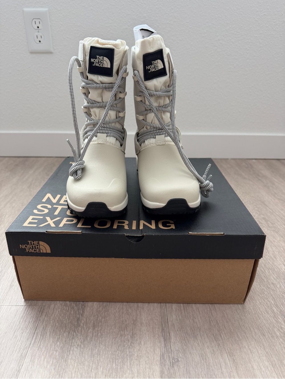 New! The North Face Cream white Lace-Up Winter Boot